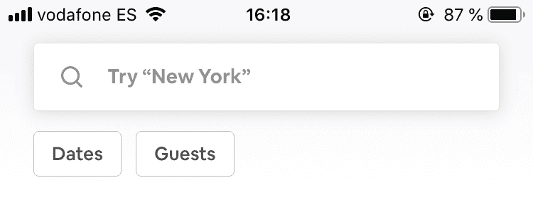 Airbnb muestra sus opciones de filtrado incluso cuando la búsqueda no está activa.